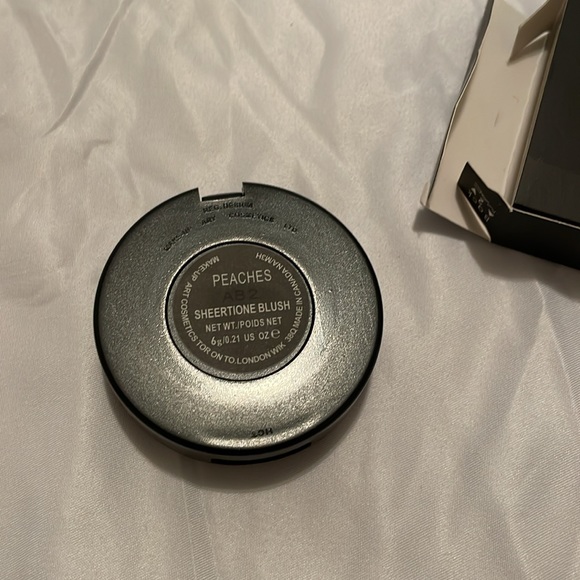 MAC SHEERTONE BLUSH PEACHES - Picture 4 of 4